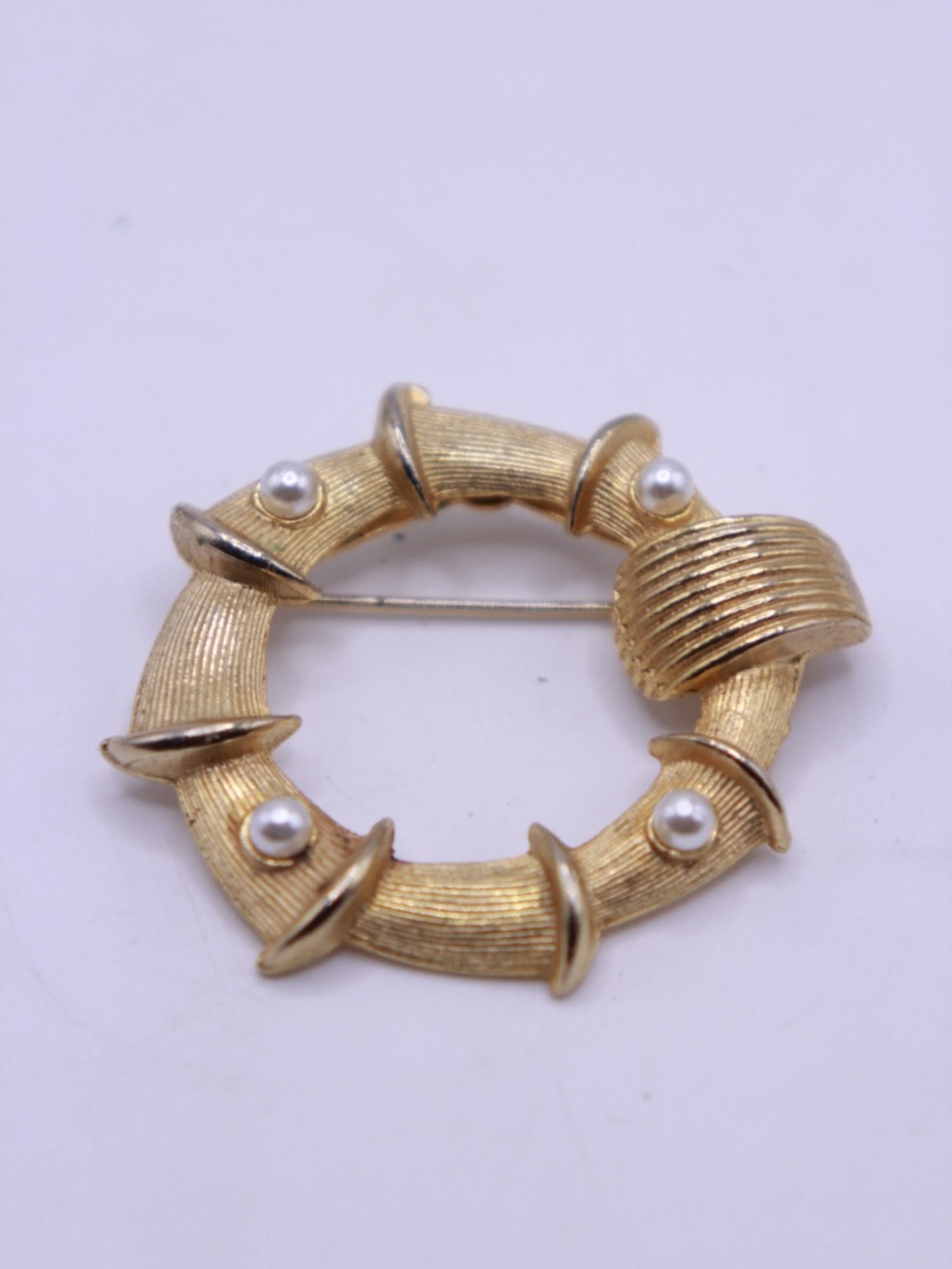 Vintage unsigned textured Gold-Tone faux Pearl Wreath Brooch